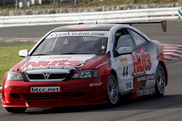 Round's 28 - 30 of the 2005 British Touring Car Championship. #44 Andy Neate.