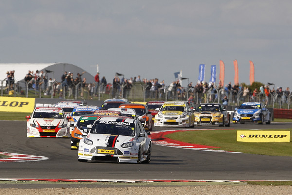 Round 9 of the 2015 British Touring Car Championship. Race two start.