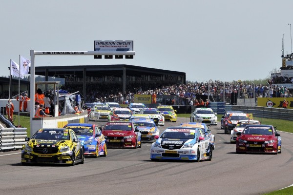 Round 3 of the 2016 British Touring Car Championship. Race two start.