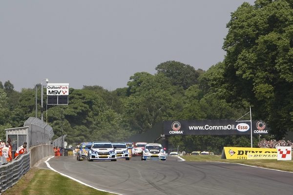 Round 4 of the 2016 British Touring Car Championship. Race one start.