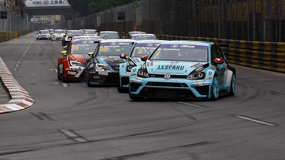 20.11.2016 - Race 1, Stefano Comini (SUI) Volkswagen Golf GTI TCR, Leopard Racing , Jean-Karl Vernay Volkswagen Golf GTI TCR Leopard Racing Dusan Borkovic (SRB) Seat Leon, B3 Racing Team Hungary