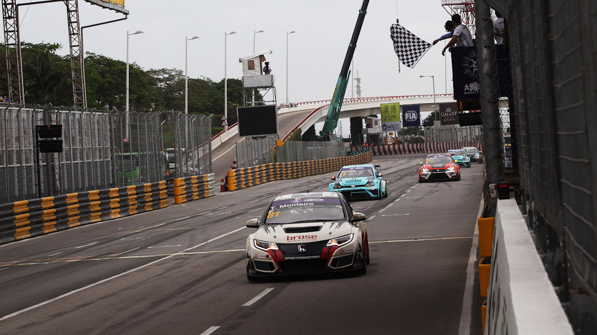 20.11.2016 - Race 1, race winner Tiago Monteiro (POR) Honda Civic TCR, WestCoast Racing Honda Civic