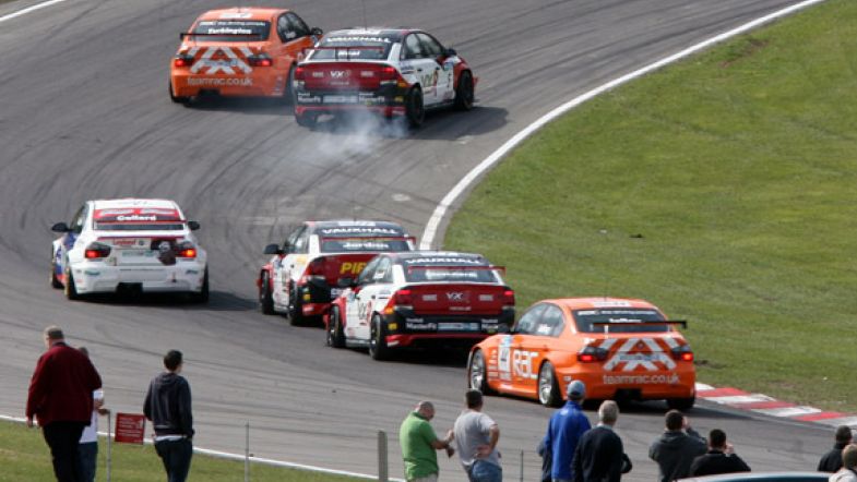 Neal Sykes Racing Neal wins thrilling first race of 2009 – TouringCarTimes