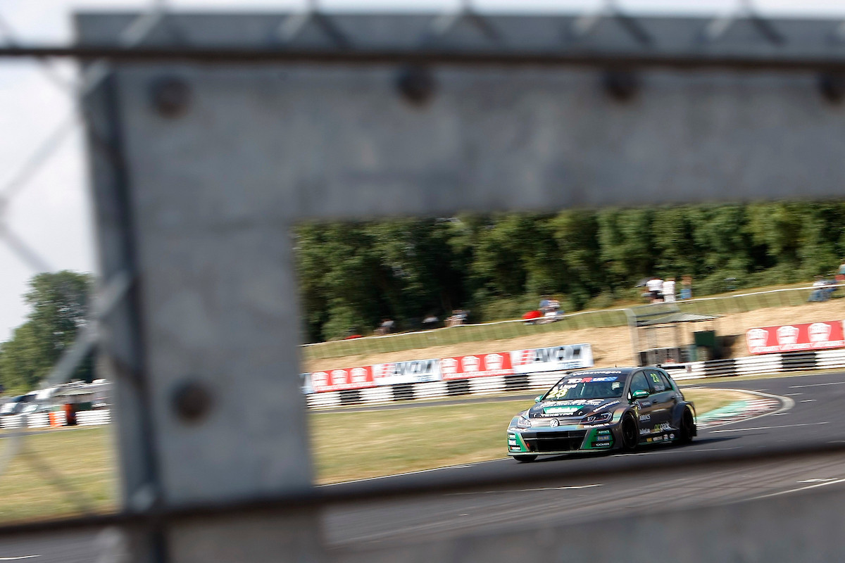 Dan Lloyd dominates Castle Combe practice TouringCarTimes