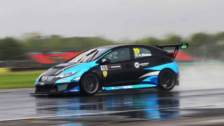 Andreas Bäckman masters drying track to claim maiden TCR UK pole ...