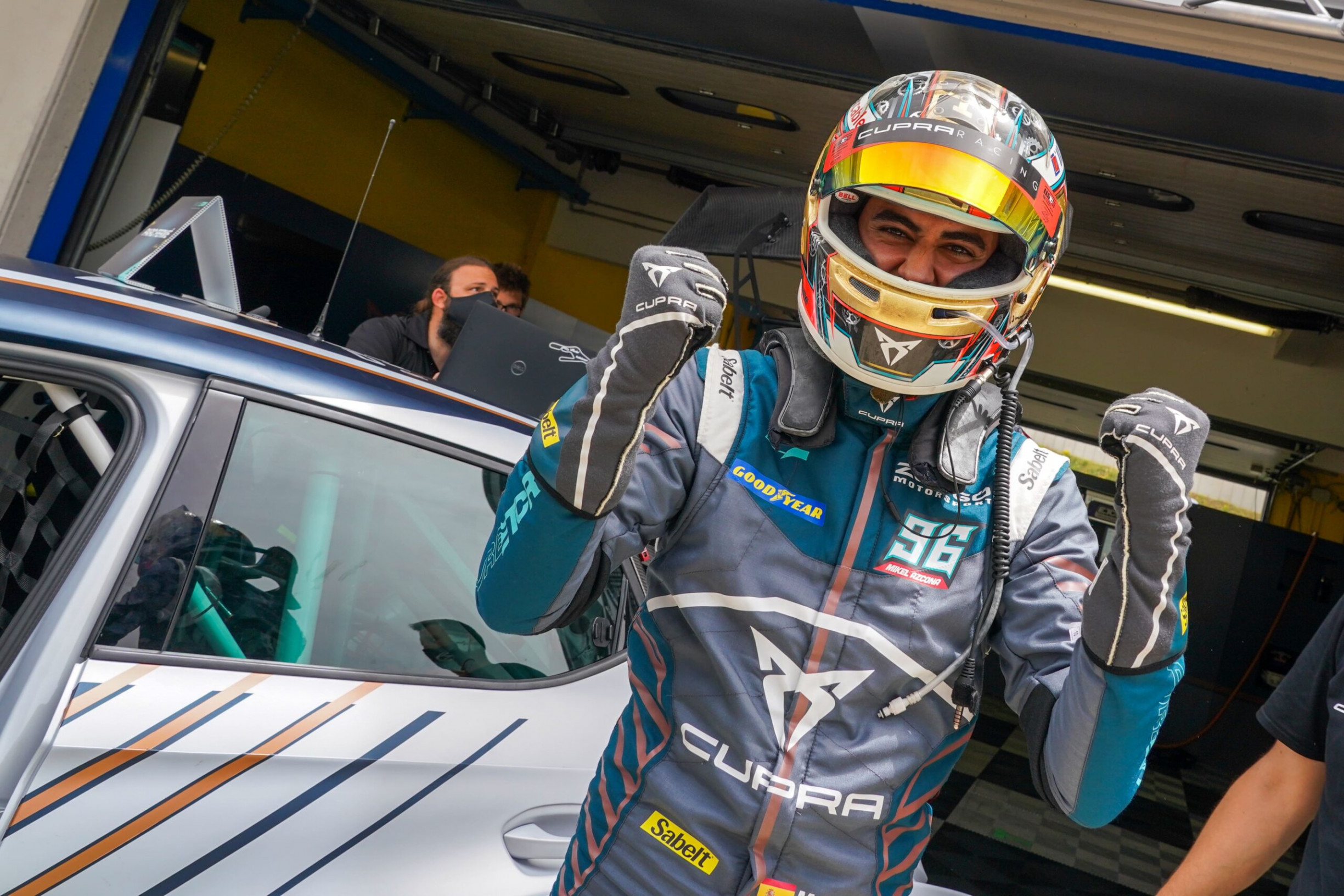 Mikel Azcona wins Super Final A amid tyre issues TouringCarTimes
