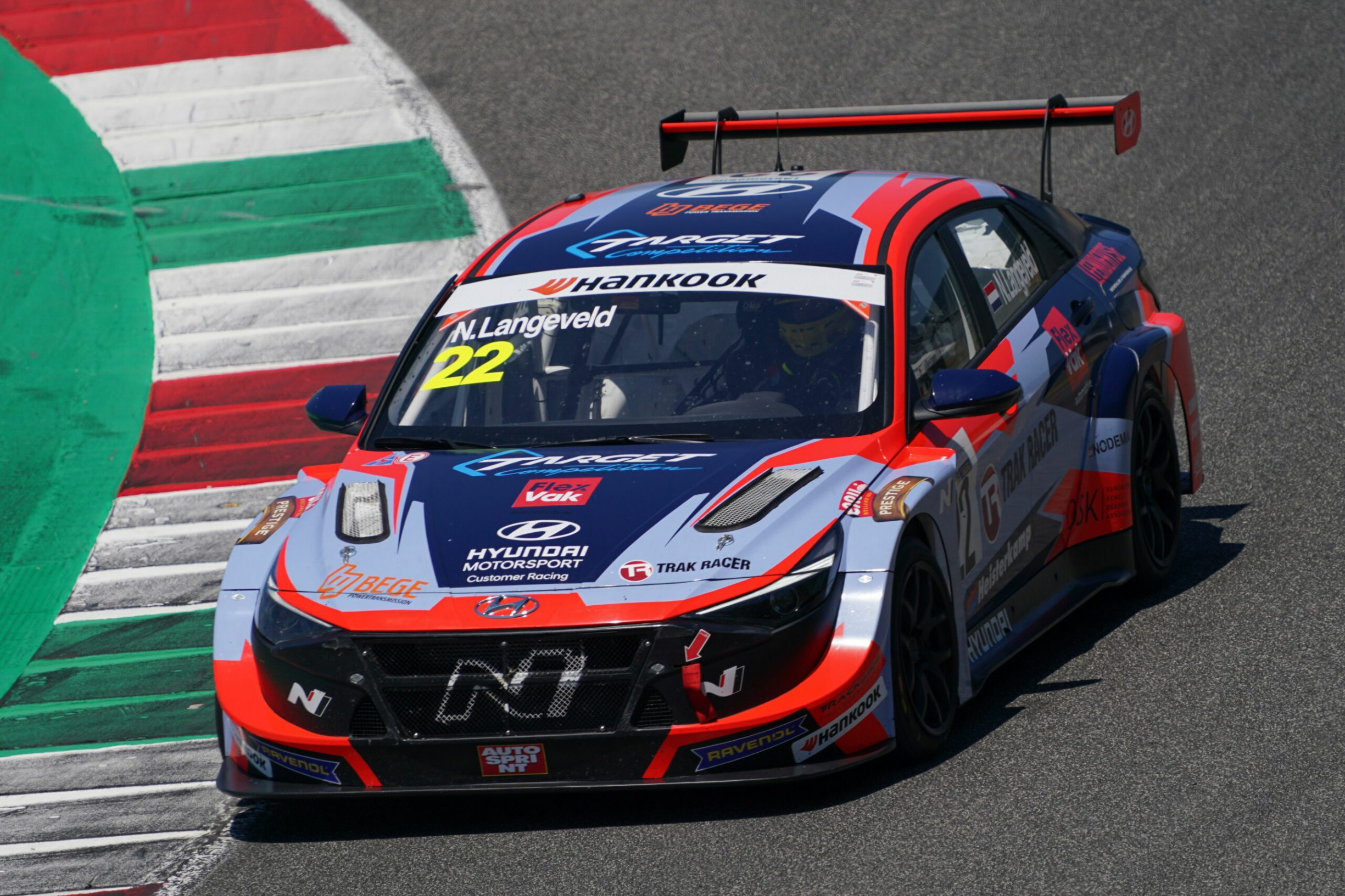 Niels Langeveld ha vinto la seconda gara del TCR Italia al Mugello dopo che Babu ha rallentato