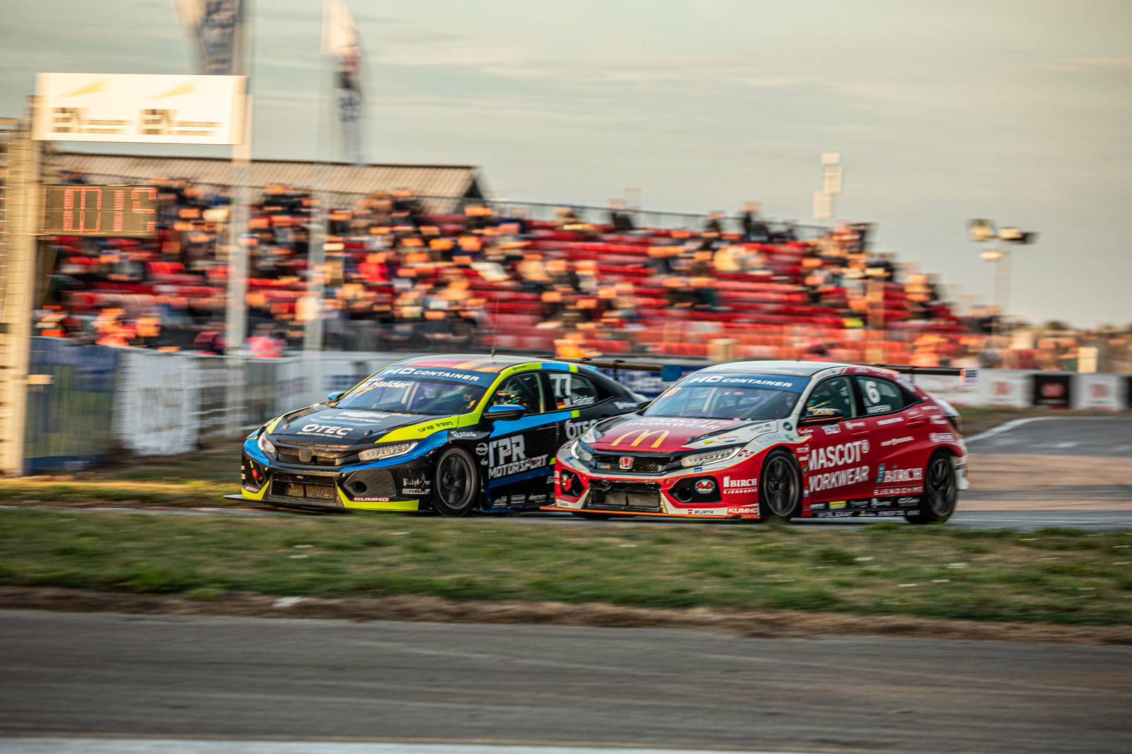 Civic Type R TCR leads WTCR standings into Portuguese street fight