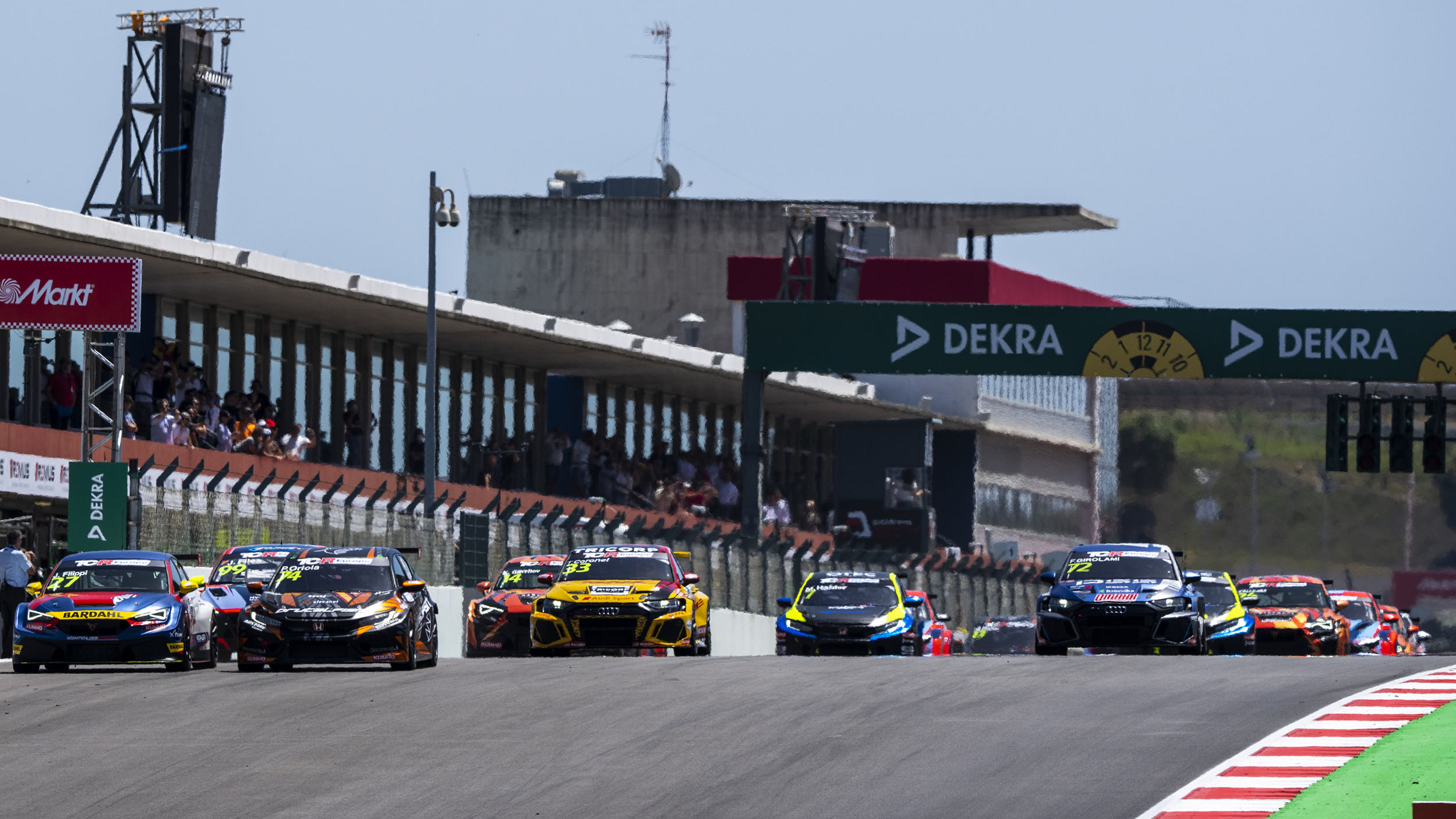 Civic Type R TCR leads WTCR standings into Portuguese street fight