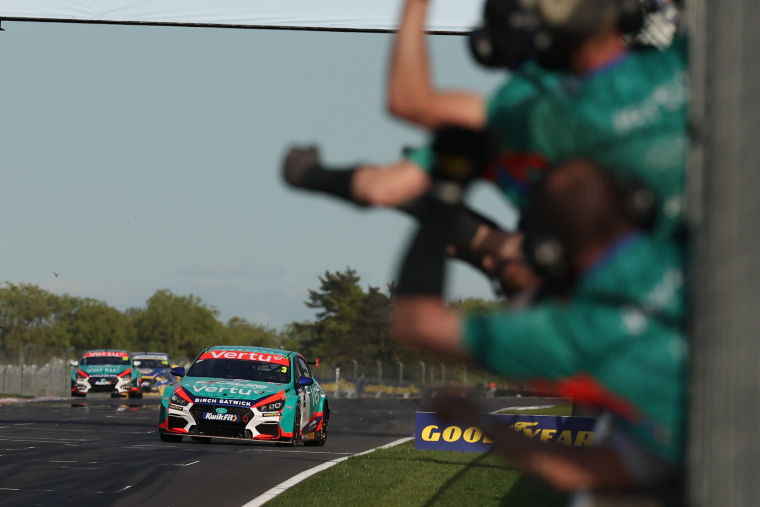 Tom Chilton은 Donington Park 오프너에서 홈 톰 잉그램을 이끌고 있습니다 – Touringcartimes
